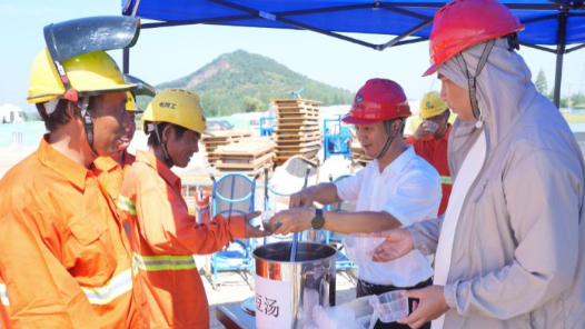 “娘家”關(guān)愛(ài)送到職工心坎上 河北邢臺(tái)工會(huì)籌措250余萬(wàn)元資金“送清涼”