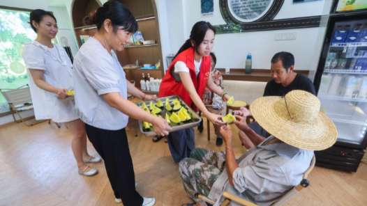 從“移動(dòng)冰柜”到多維服務(wù) 上海工會(huì)織密清涼網(wǎng)助戶外勞動(dòng)者安然度夏