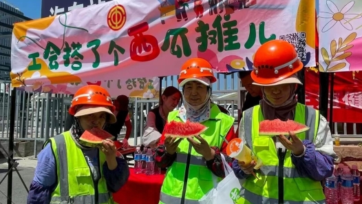 青海工會(huì)“四落實(shí)”開展“送清涼”活動(dòng)維護(hù)職工健康權(quán)益