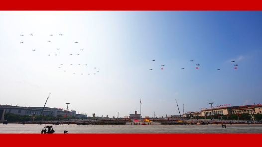 勝利日大閱兵丨80！空中護旗梯隊飛過，分列式開始