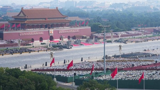 新華社快訊：8萬羽和平鴿展翅高飛，8萬只氣球騰空而起。習近平等向各界群眾揮手致意。紀念大會在《歌唱祖國》的激昂樂曲中圓滿結束