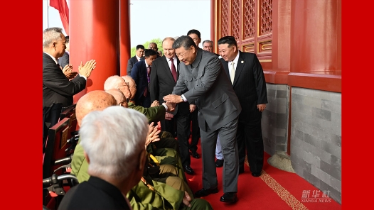 新華圖訊｜習近平登上天安門城樓 同抗戰老戰士老同志代表親切握手