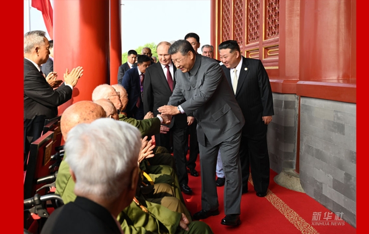 習近平登上天安門城樓 同抗戰老戰士老同志代表親切握手