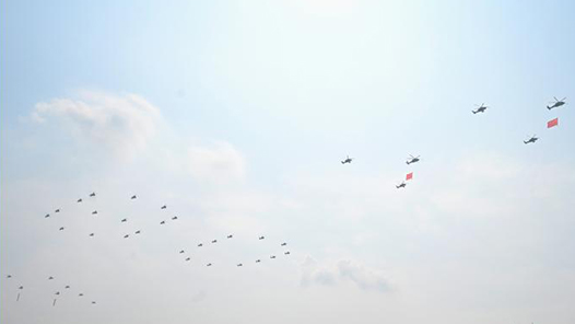 紀念抗戰勝利80周年｜空中護旗梯隊