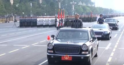 習近平向廣場觀禮臺上的各界代表揮手致意