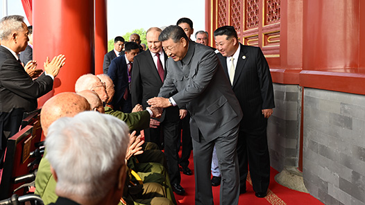 微鏡頭·習近平總書記同抗戰老戰士老同志親切握手｜這一握，情深意重