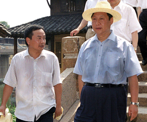 2005年8月3日，習近平在浙江嘉興桐鄉市烏鎮調研古鎮保護工作。資料圖片