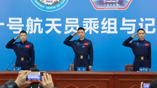 神二十乘組天外歸來后首次公開亮相 分享“換船”返回經歷與感悟