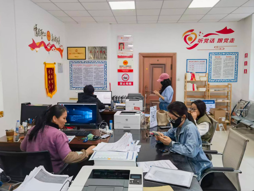 在莆田市職工服務中心，工作人員為前來申請職工講解幫扶政策