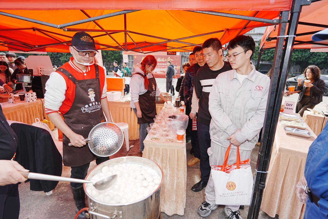 熱氣騰騰的手工魚丸引得現場職工排隊等候