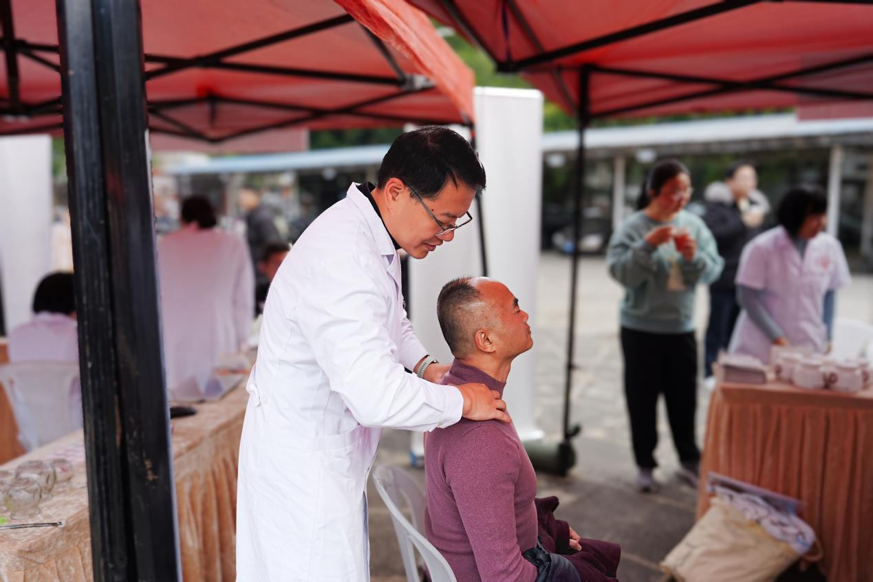 專業醫師現場為職工進行按摩。