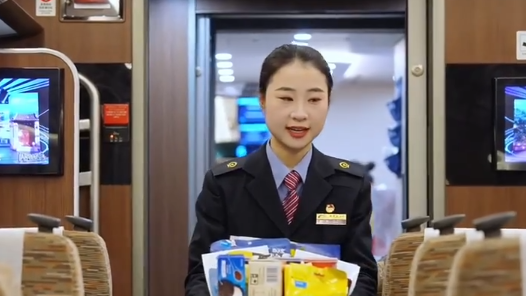 新春走基層丨“95后”列車員彭程的春運“首秀”：雙語服務溫暖旅途