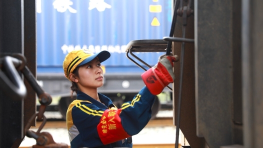 “05后”姐妹花首戰(zhàn)春運：鐵軌上的青春守歲人