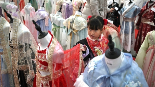 新春走基層｜生肖款漢服訂單排到了4月