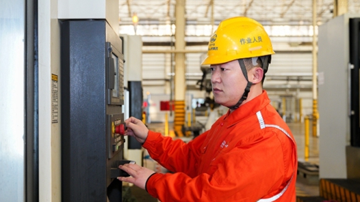 濃煙里逆行 機(jī)床前堅守