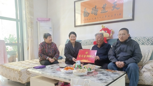 山西絳縣總工會走訪慰問困難勞模