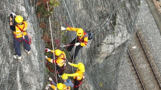 新春走基層｜鐵路邊的“爬山虎”突擊隊為何要給石頭“上戶口”？