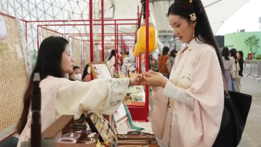 國潮文化集市里的小鎮(zhèn)年味