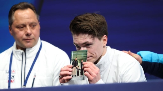 冬奧會｜在等分區，他流淚親吻一張舊照片