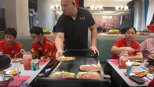 海南三亞市為外賣騎手定制暖心年夜飯