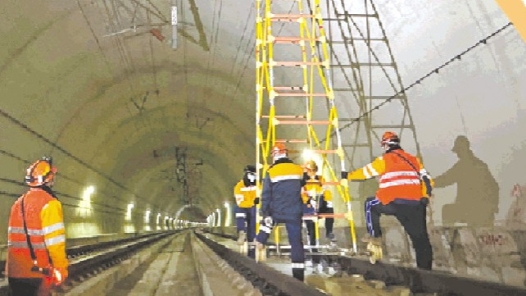 高鐵隧道里的深夜守護