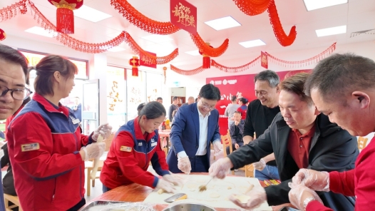 10萬卡車司機加油站里暖心過年