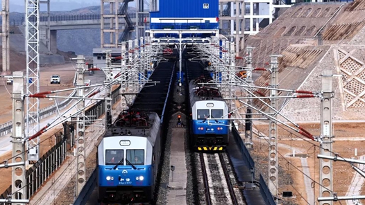 新春走基層丨“煤河”流淌 億噸級西煤東運重載鐵路再提效