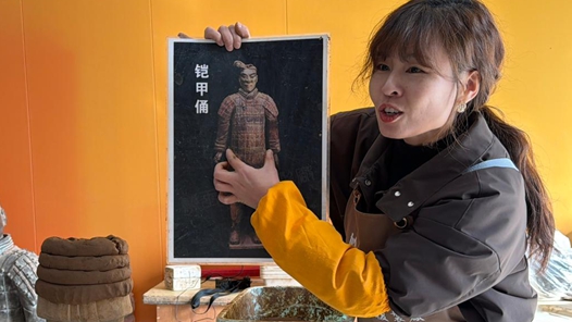 新春走基層·記者體驗360行丨隨非遺代表性傳承人制作“秦俑”