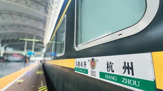 新春走基層｜43小時42分，杭州向西3905公里，綠皮火車上歸心似箭的人們