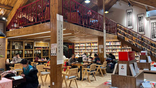 新春走基層｜深夜，留一屋書香給“有趣的靈魂”