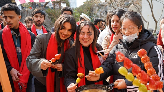 新春走基層丨外國游客在中國過春節