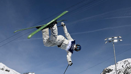 新華社快訊：中國隊包攬米蘭冬奧會自由式滑雪女子U池冠亞軍